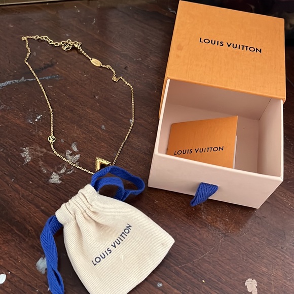 Louis Vuitton Essential V Necklace - Picture 3 of 3